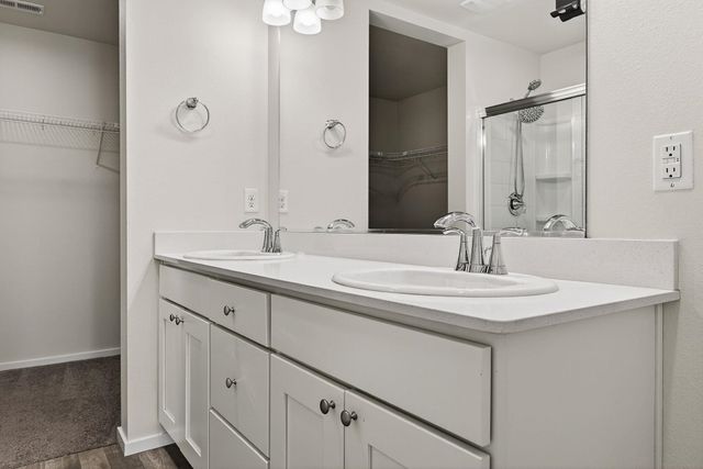 1007 N Viewmont Rd, Greenacres, WA 99016