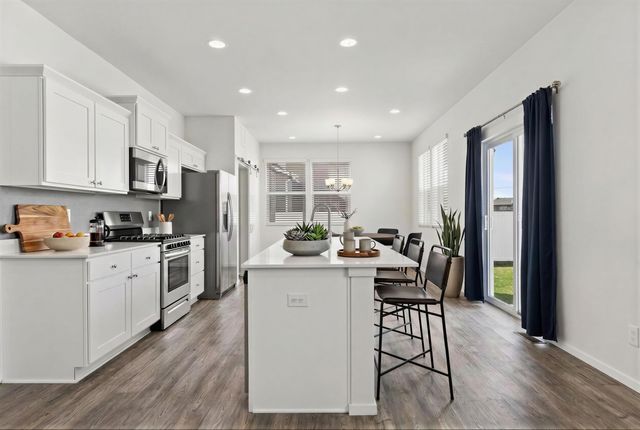 1007 N Viewmont Rd, Greenacres, WA 99016