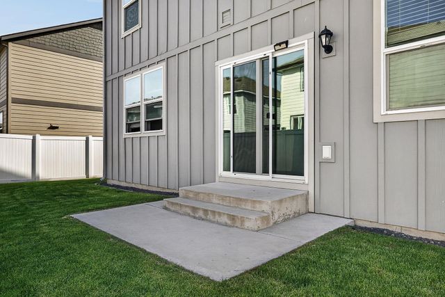 1007 N Viewmont Rd, Greenacres, WA 99016