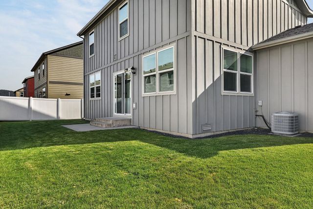 1007 N Viewmont Rd, Greenacres, WA 99016