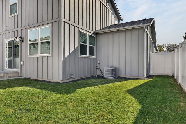 1007 N Viewmont Rd, Greenacres, WA 99016