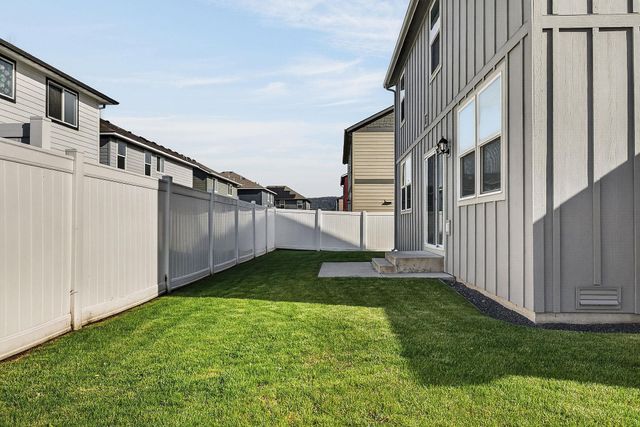 1007 N Viewmont Rd, Greenacres, WA 99016
