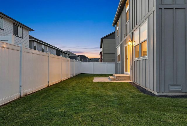 1007 N Viewmont Rd, Greenacres, WA 99016