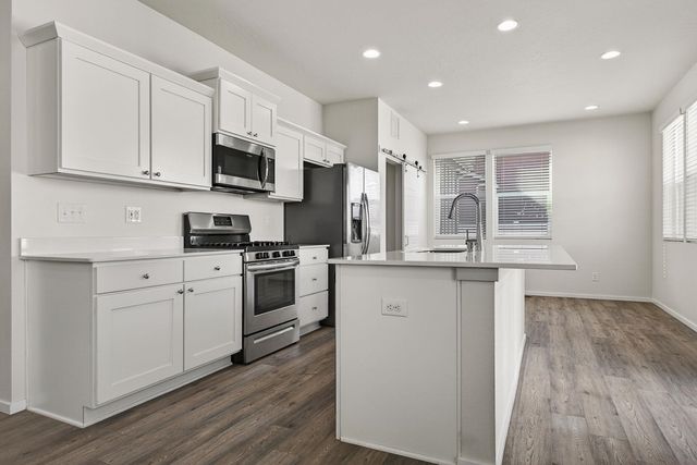 1007 N Viewmont Rd, Greenacres, WA 99016