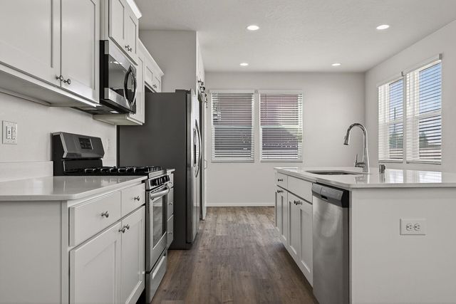 1007 N Viewmont Rd, Greenacres, WA 99016