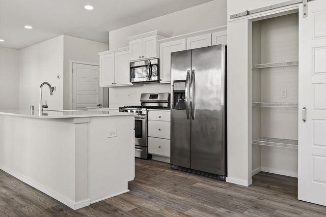 1007 N Viewmont Rd, Greenacres, WA 99016