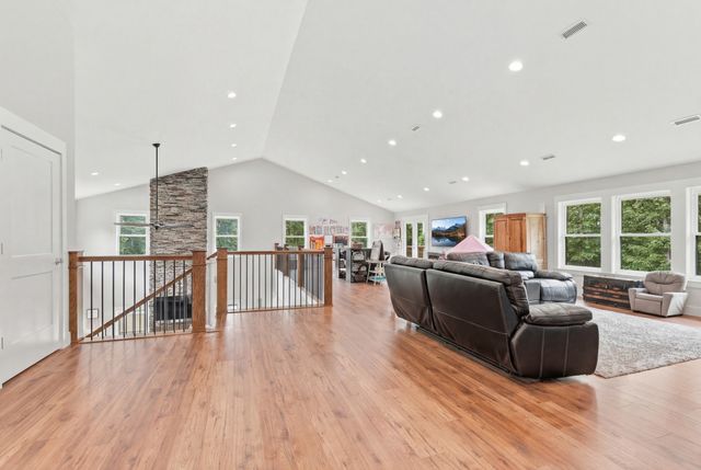 1658 Apache Trl, Pegram, TN 37143