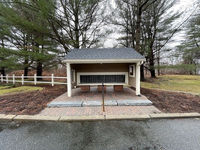 28 Essex Green Lane D, Peabody, MA 01960