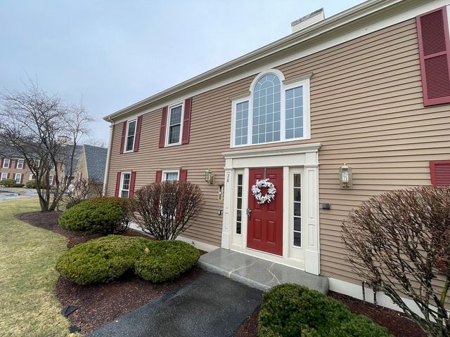 28 Essex Green Lane D, Peabody, MA 01960