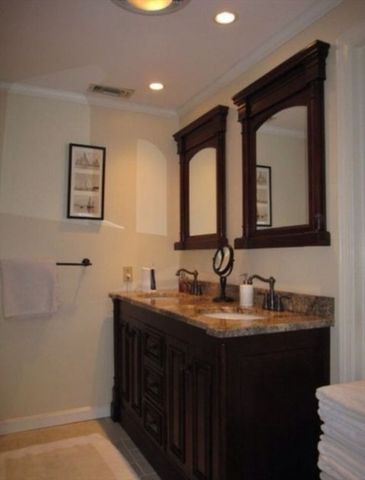 28 Essex Green Lane D, Peabody, MA 01960