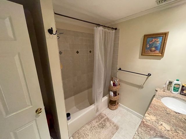 28 Essex Green Lane D, Peabody, MA 01960