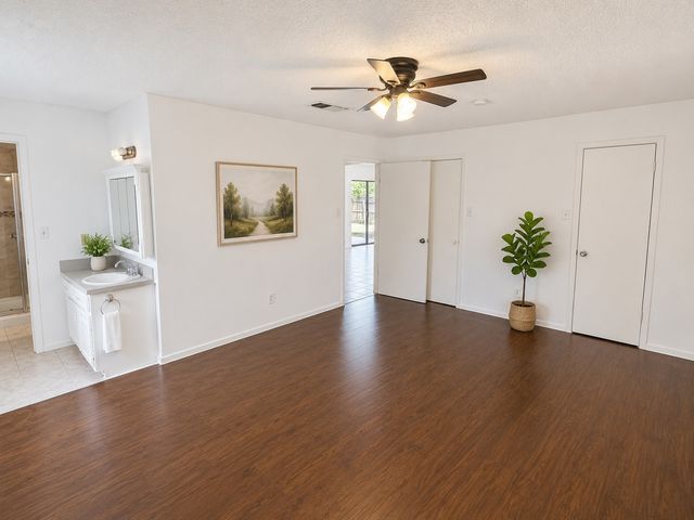 5410 Kings Manor Drive, Lake Dallas, TX 75065