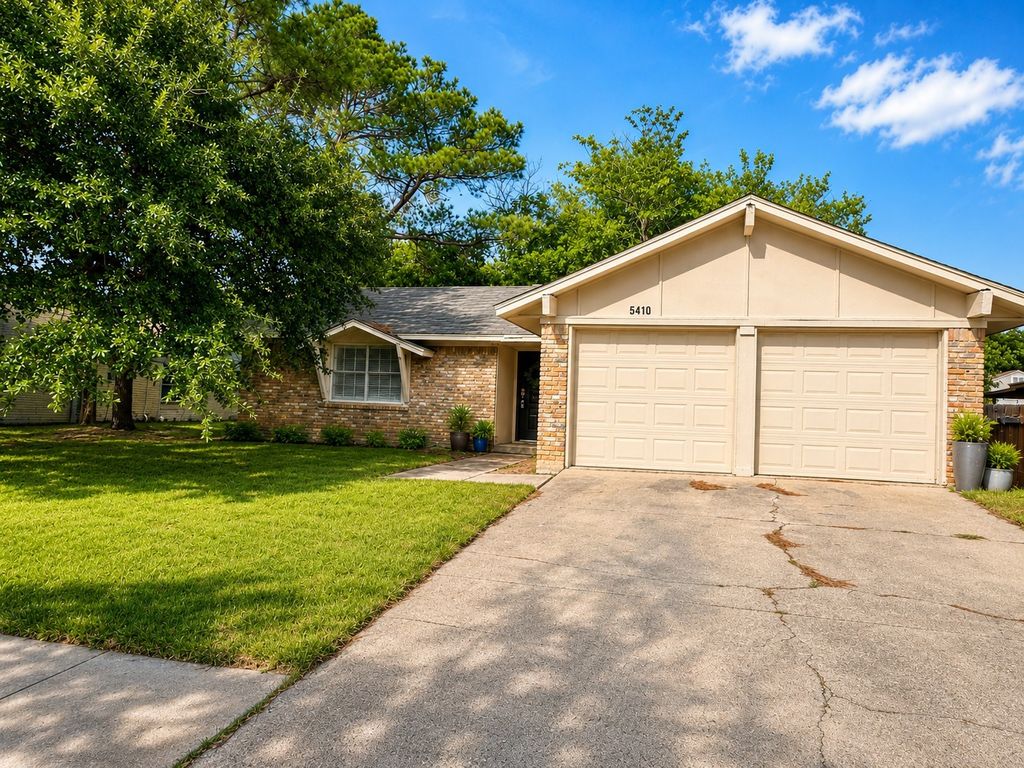 5410 Kings Manor Drive, Lake Dallas, TX 75065