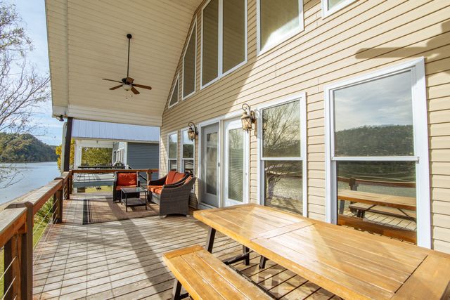 1040 Whites Creek Ln, Decaturville, TN 38329