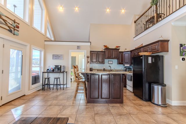 1040 Whites Creek Ln, Decaturville, TN 38329