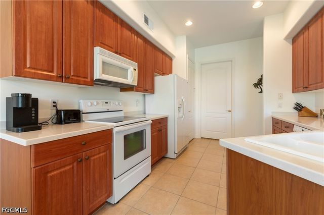 6011 Jonathans Bay CIR 402, Fort Myers, FL 33908