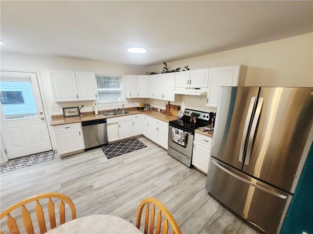 2060 Bells LN, Hayes, VA 23072