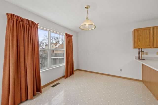 100 Indian Creek Court, Pataskala, OH 43062