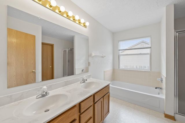 100 Indian Creek Court, Pataskala, OH 43062