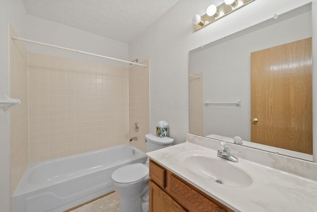 100 Indian Creek Court, Pataskala, OH 43062