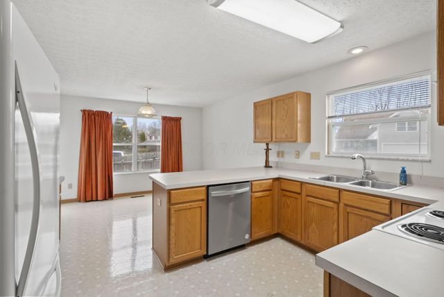 100 Indian Creek Court, Pataskala, OH 43062