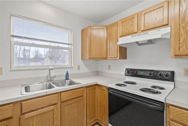 100 Indian Creek Court, Pataskala, OH 43062