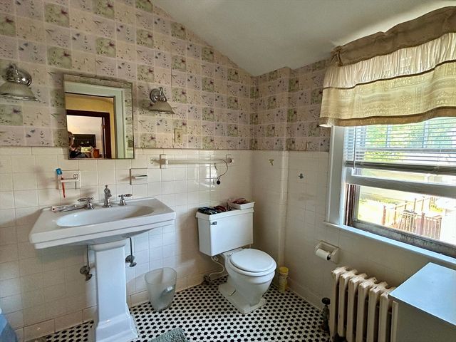153 Carver St, Springfield, MA 01108