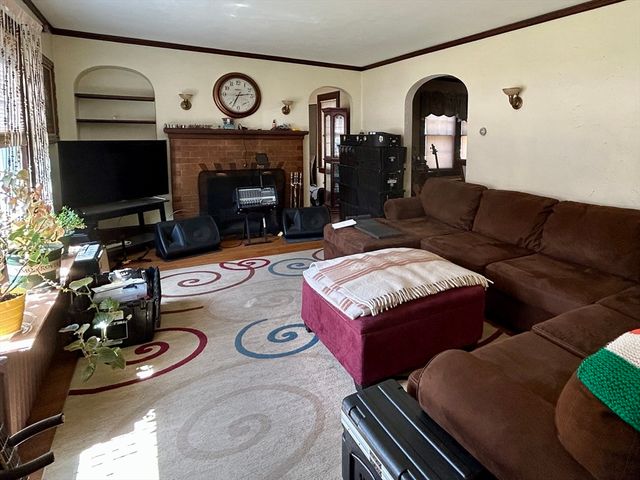 153 Carver St, Springfield, MA 01108