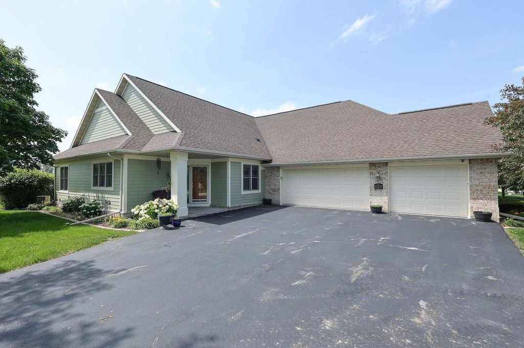 3406 W Villa DRIVE, Franklin, WI 53132