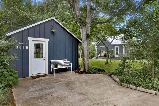 306 5th Ave, Smithville, TX 78957