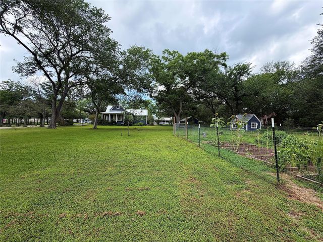 306 5th Ave, Smithville, TX 78957