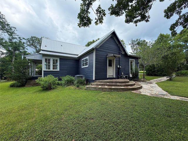 306 5th Ave, Smithville, TX 78957