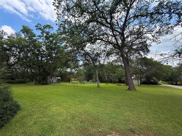 306 5th Ave, Smithville, TX 78957