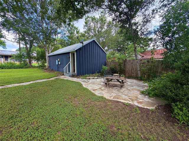 306 5th Ave, Smithville, TX 78957