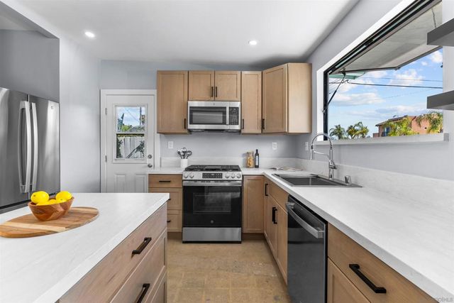 4827 Bayard St, San Diego, CA 92109