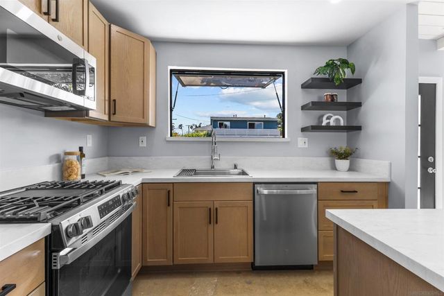 4827 Bayard St, San Diego, CA 92109