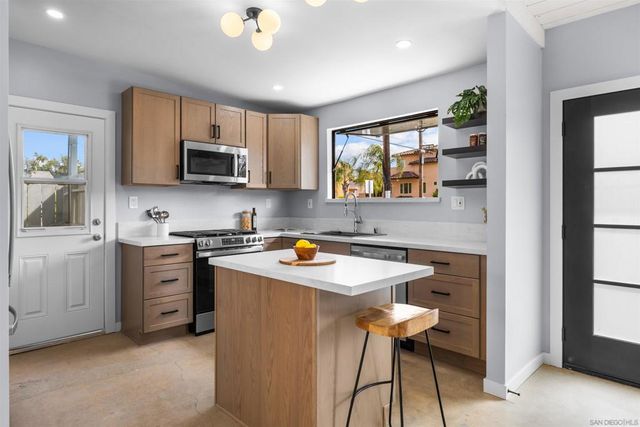 4827 Bayard St, San Diego, CA 92109