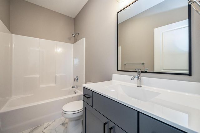 8821 Zeppelin Avenue NE, Cedar Rapids, IA 52402