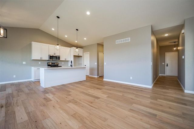 8821 Zeppelin Avenue NE, Cedar Rapids, IA 52402