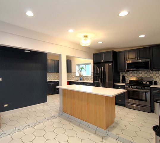 111 Manor Avenue, Fox Lake, IL 60020