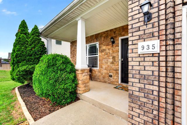 935 Cherry Blossom Ln, Clarksville, TN 37040