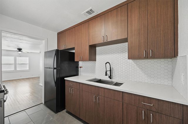 1205 Hamsted Street, Fort Worth, TX 76115