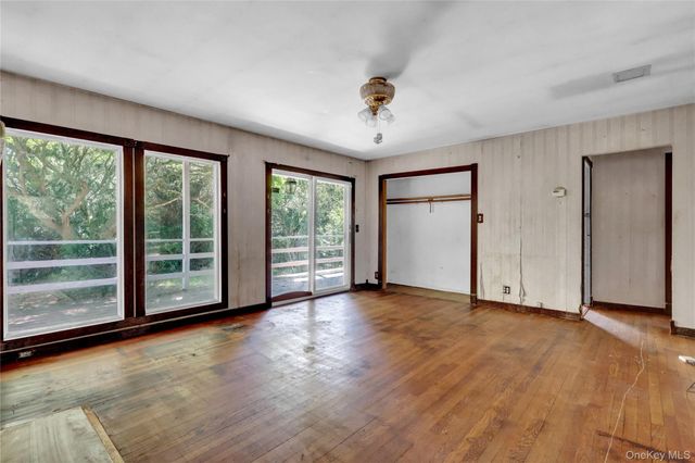 11 5th Avenue S, Huntington Station, NY 11746