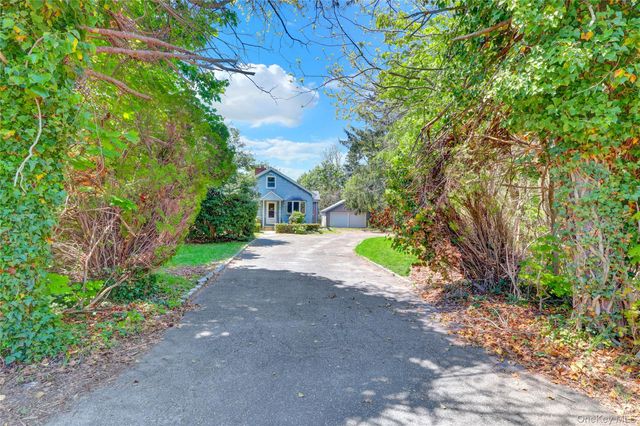 11 5th Avenue S, Huntington Station, NY 11746
