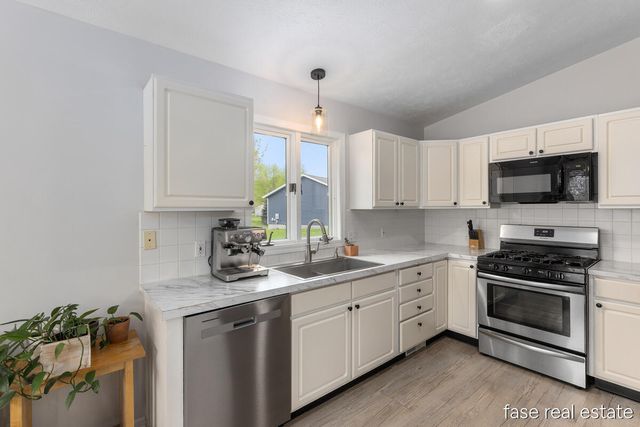320 Maizie Lane, Sparta Vllg, MI 49345