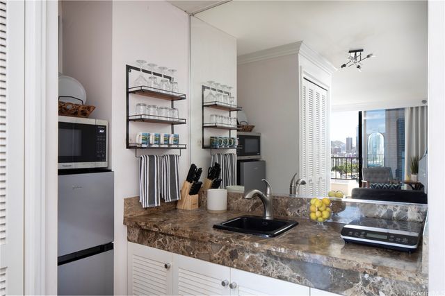 440 Olohana Street 1711, Honolulu, HI 96815