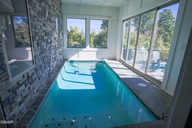 869 Chestnut Drive, Gatlinburg, TN 37738