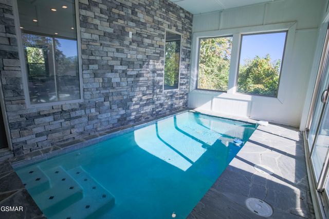 869 Chestnut Drive, Gatlinburg, TN 37738