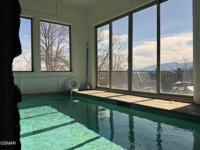 869 Chestnut Drive, Gatlinburg, TN 37738