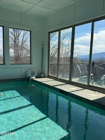 869 Chestnut Drive, Gatlinburg, TN 37738